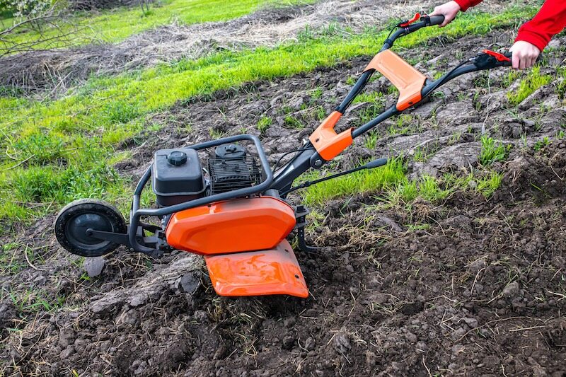 do czego służy glebogryzarka - usuwanie chwastów 