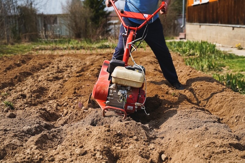 do czego służy glebogryzarka - spulchnianie ziemi 