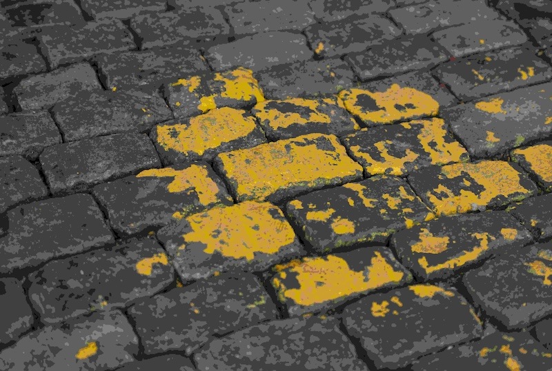 kostka brukowa brudna od żółtej farby