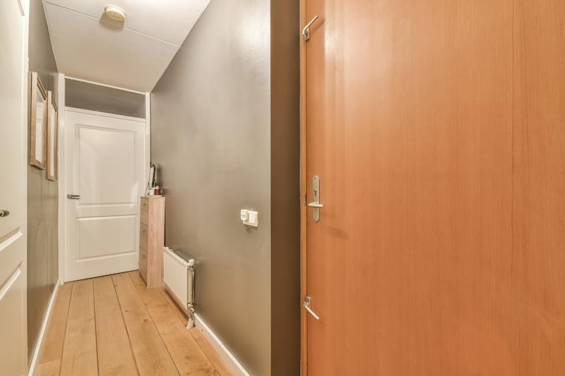 modne kolory farb do przedpokoju z drewnianymi drzwiami 