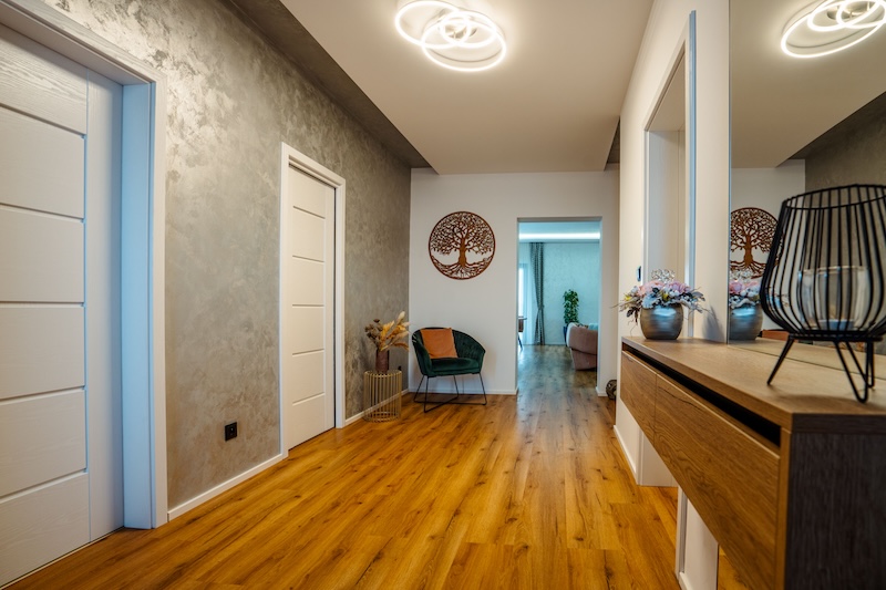 przedpokój z brązową podłogą i szarą ścianą 