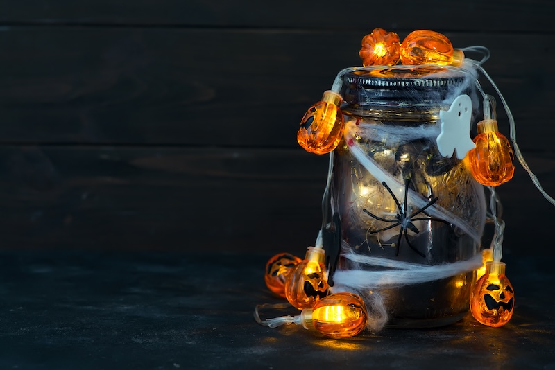 lampion z dyniami i pajęczyną lampion halloweenowy ze światełkami