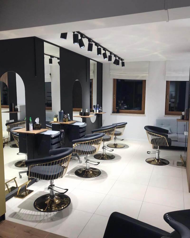 Nowoczesny mały salon fryzjerski z lustrami bezramkowymi
