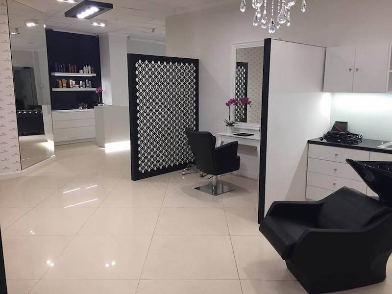 Nowoczesny mały salon fryzjerski z odgrodzonym stanowiskiem
