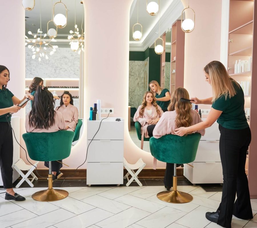 Salon fryzjerski glamour – jak urządzić takie wnętrze?