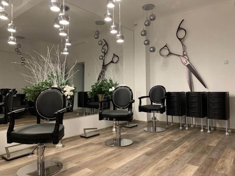 Mały salon fryzjerski z dużym lustrem