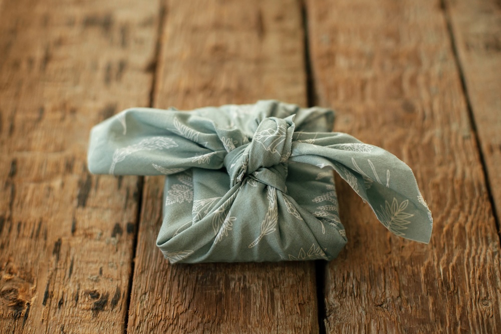 jak zapakować biżuterię na prezent -  furoshiki