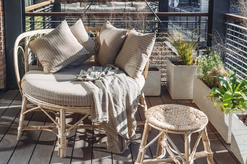 pleciony z naturalnego materiału fotel z poduszkami i krzesło balkon z fotelem i krzesłem z rattanu