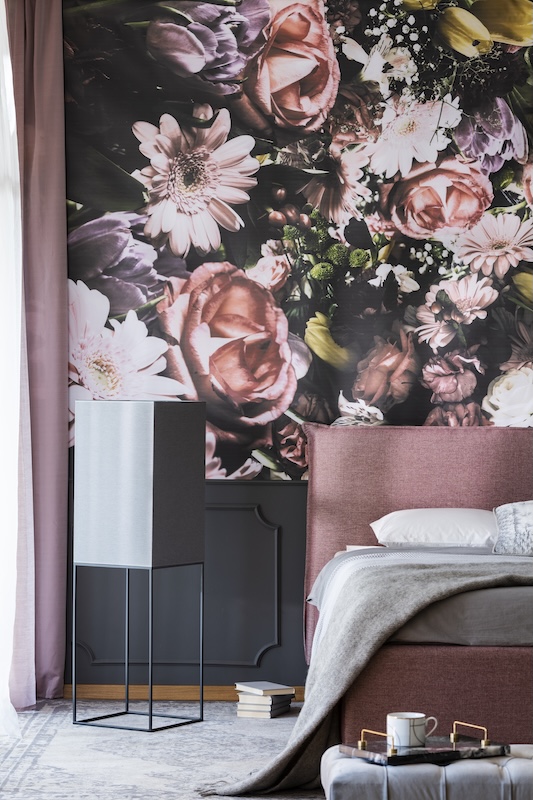 ściana w sypialni z tapetą w kwiaty ściana w sypialni z tapetą florystyczną