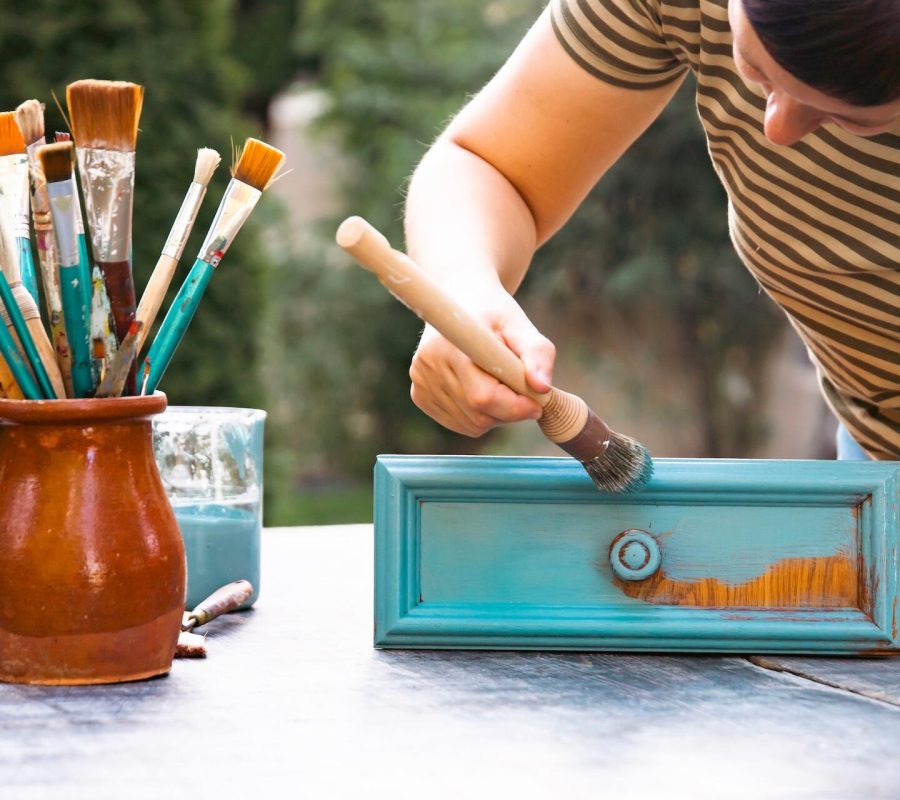 Najlepsza farba do malowania mebli z okleiny – TOP 10 produktów 