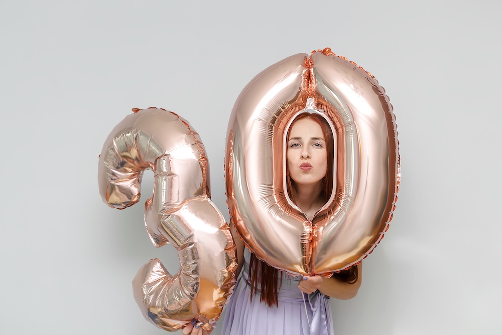 30 urodziny kobiety z balonami okrągłe urodziny - solenizantka