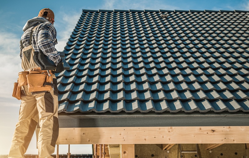rodzaje dachówek - ciemna dachówka ceramiczna w stylu holenderskim rodzaje dachówek ceramicznych - styl holenderski