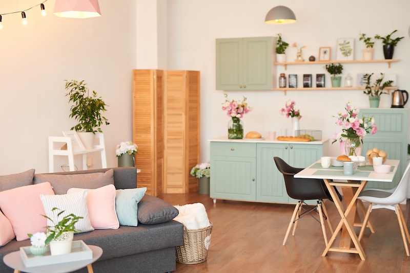 salon z aneksem kuchennym 22 m2 z pastelowymi akcentami 