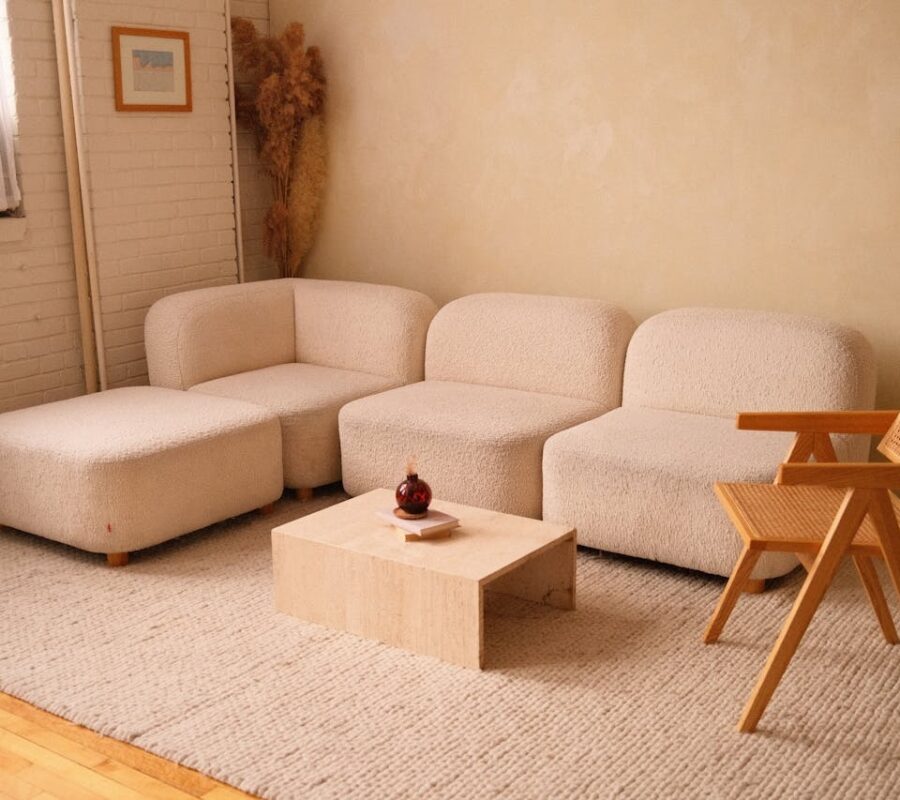 Małe, ale niezastąpione – stoliki boczne jako praktyczny dodatek do salonu