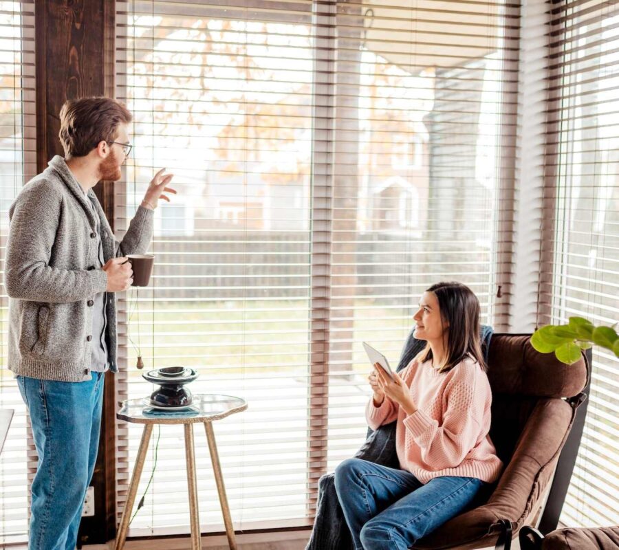 Żaluzje wewnętrzne – 7 korzyści z posiadania przesłon okiennych w domu i mieszkaniu