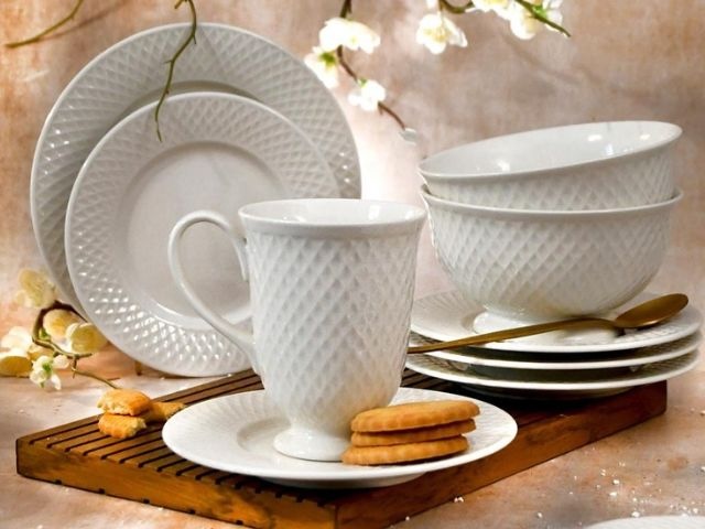 białe naczynia ceramiczne z tłoczonym wzorem białe naczynia z ozdobnym wzorem