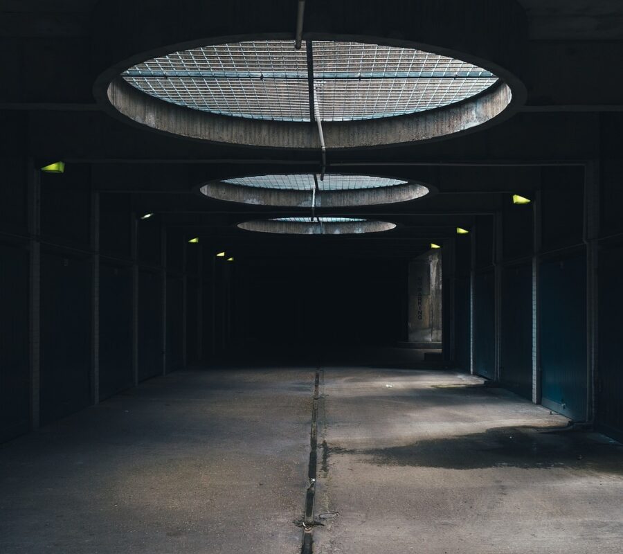 Jak lokalizacja wpływa na trwałość garażu blaszanego? Kompleksowa analiza czynników