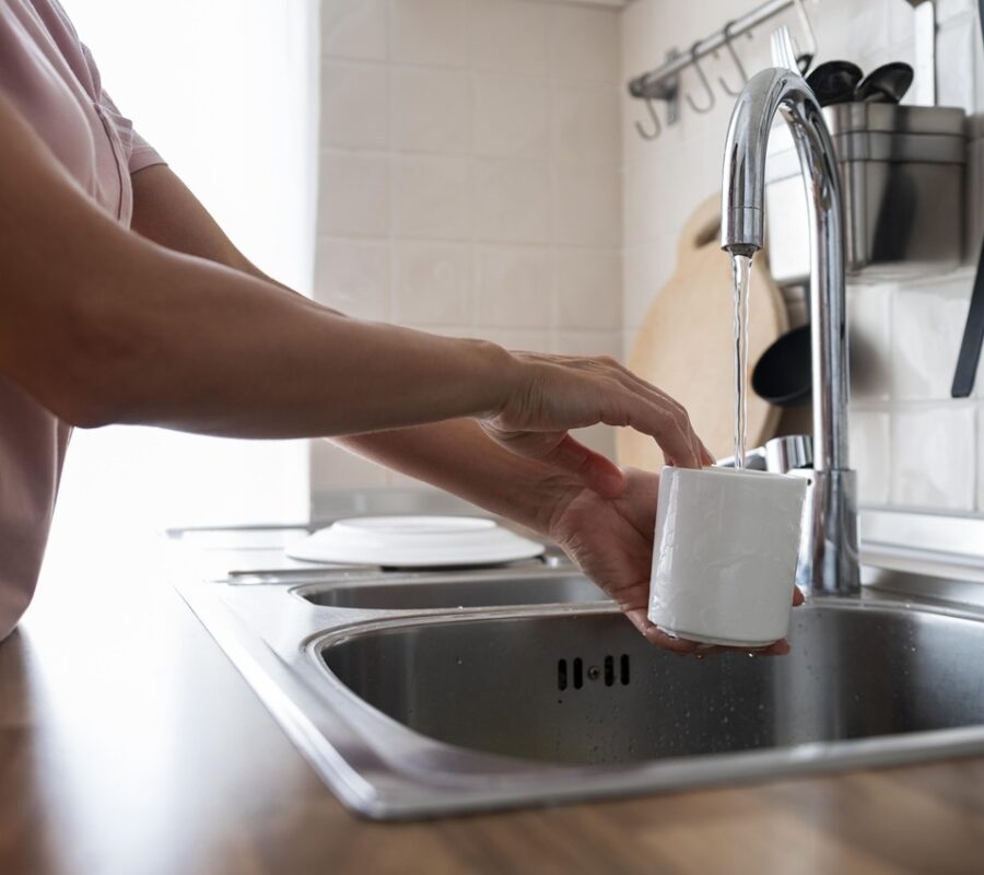 Dlaczego warto postawić na zlewozmywak stalowy? Sprawdzamy!