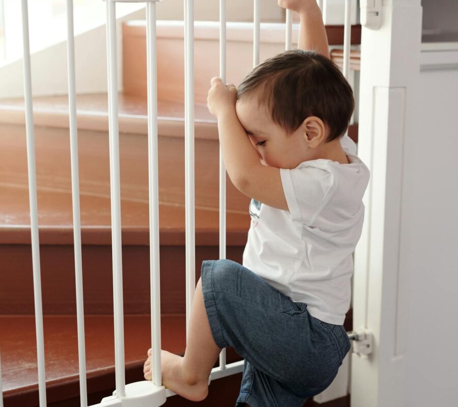 Bezpieczny dom dla dziecka – jak wybrać i zamontować bramkę zabezpieczającą na schody?