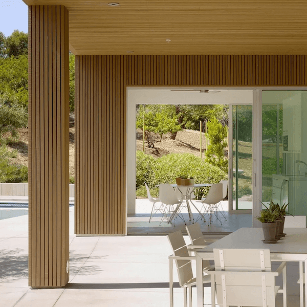 lamele elewacyjne na ścianie domu od strony tarasu