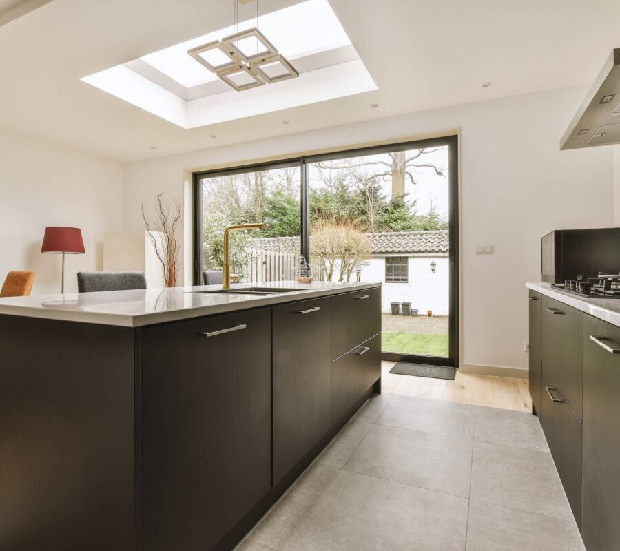 Meble do domu – gotowe zestawy czy meble na zamówienie?