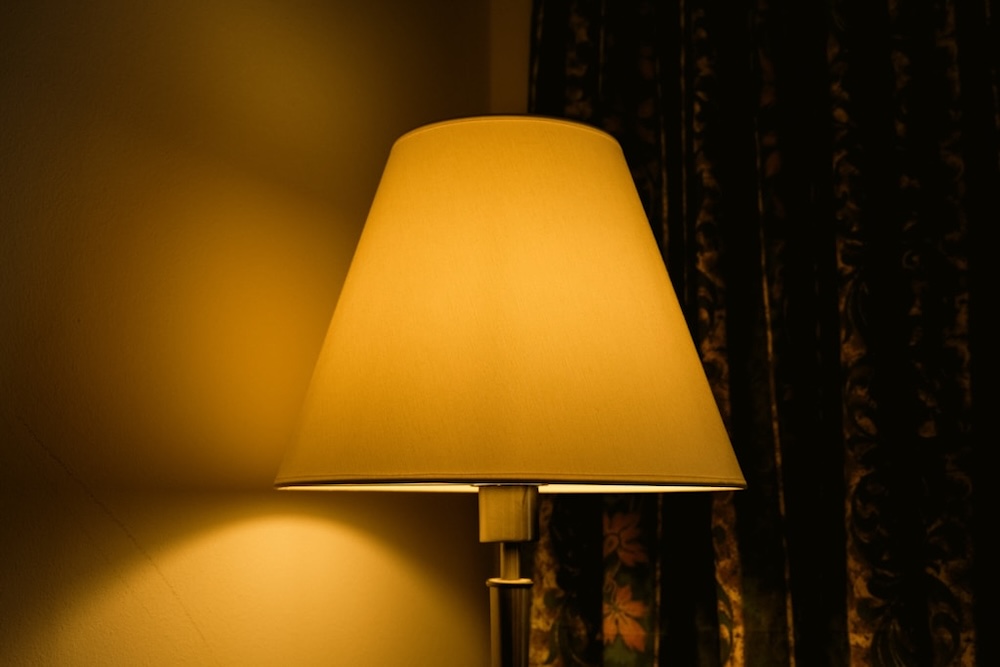 lampa podłogowa z mlecznym abażurem 