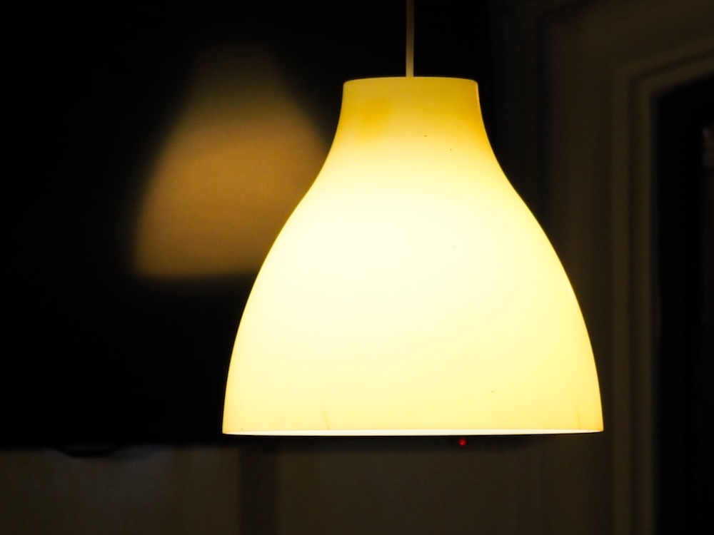 lampa wisząca sufitowa z żółtym kloszem