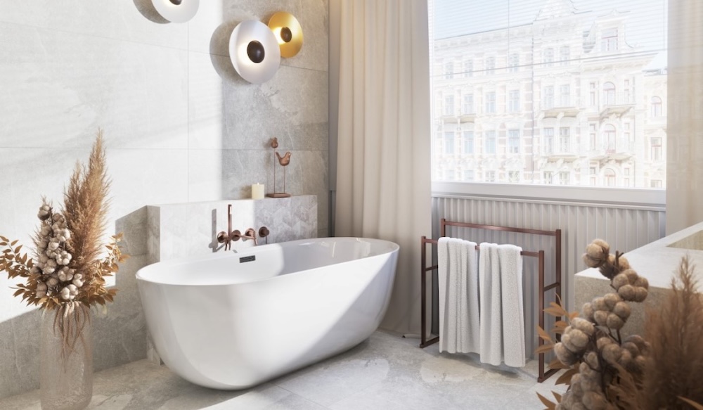 łazienka z marmurowymi kafelkami i białą wanną 