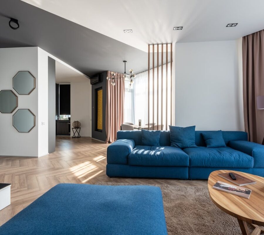 Narożnik w salonie – jak wybrać mebel, który odmieni wnętrze