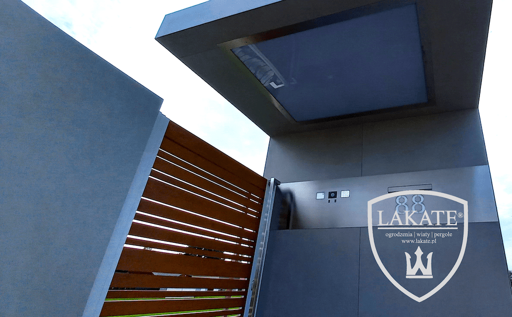 furtka z zadaszeniem, ogrodzenie aluminiowe i spiek kwarcowy 