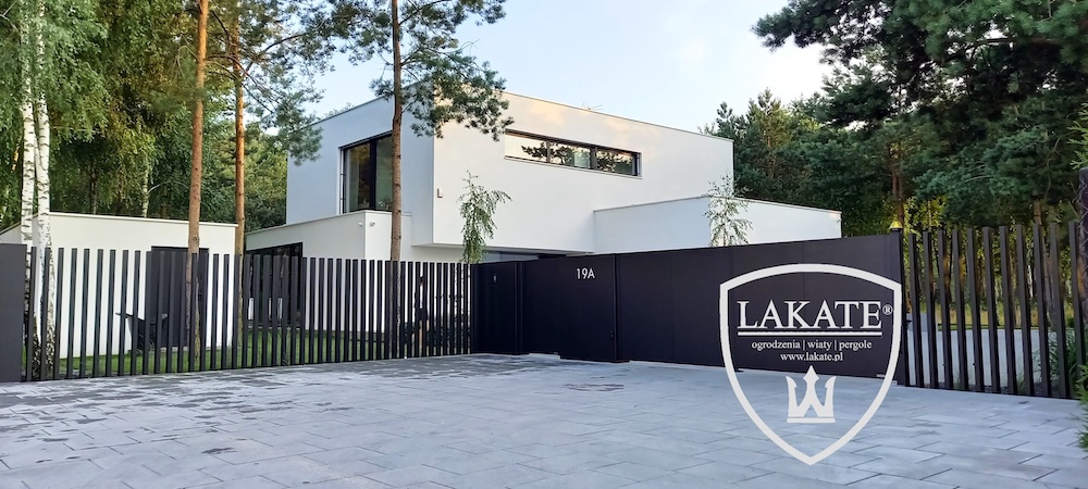 nowoczesne ogrodzenie z pełnej blachy
