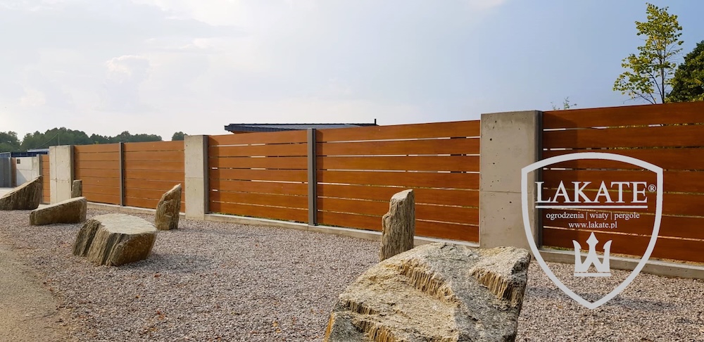ogrodzenie drewnopodobne, aluminiowe panele i betonowe murki