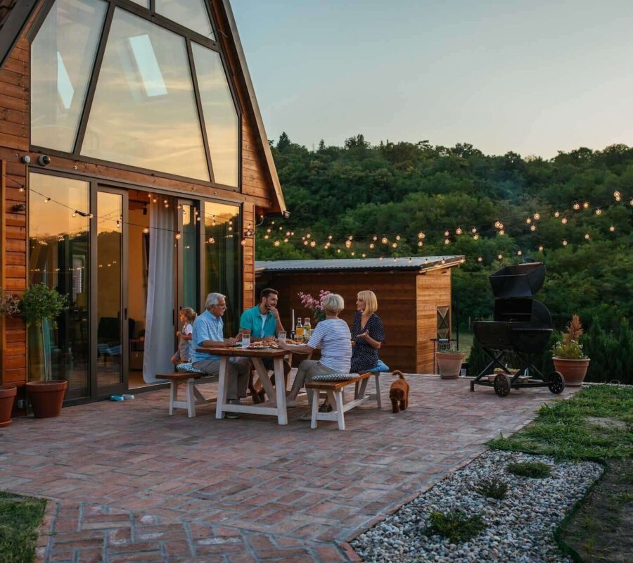 Jak zaaranżować strefę wypoczynku w ogrodzie? Poradnik