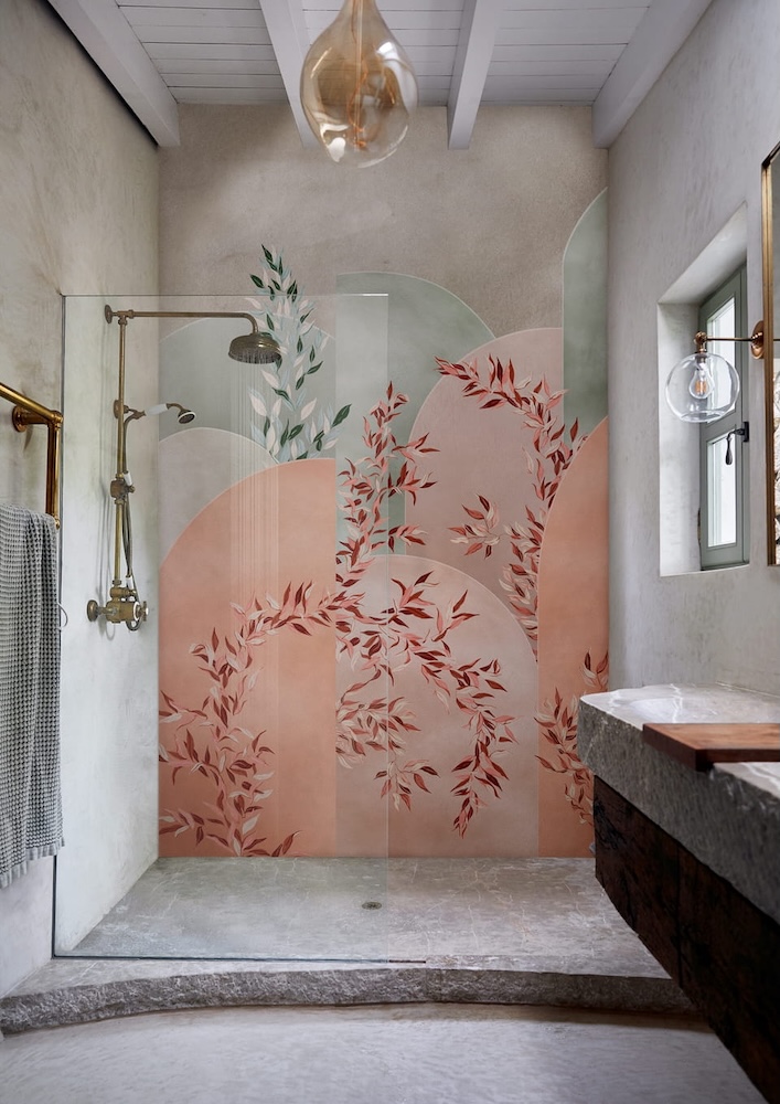 kabina prysznicowa z tapetą z motywem kwiatowym  