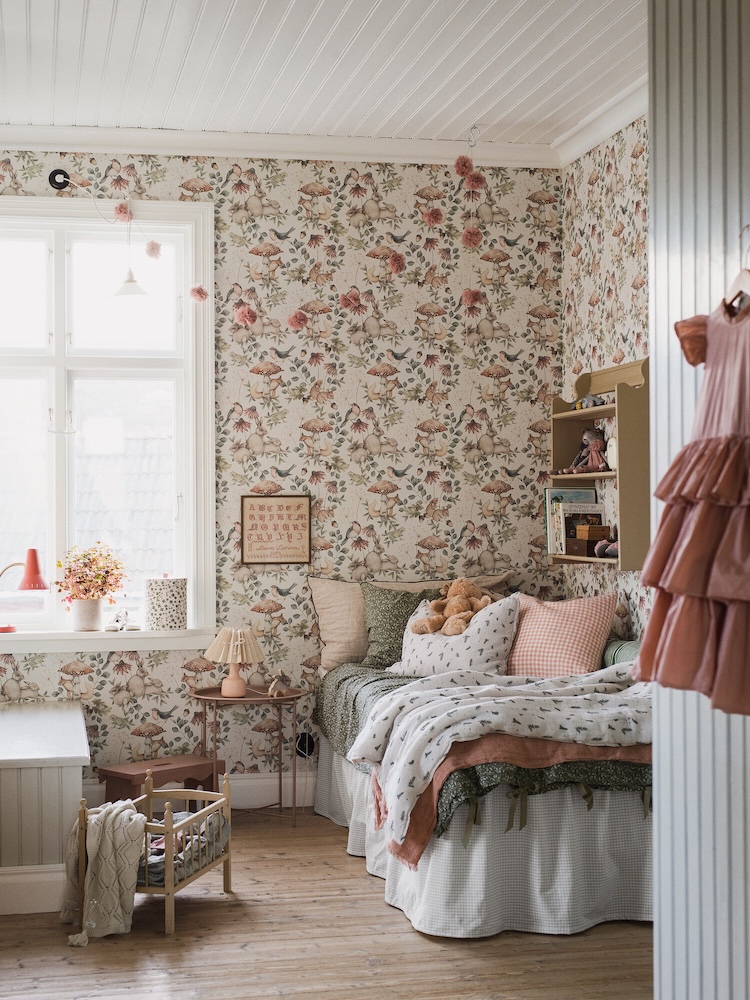 sypialnia dziecka z tapetą w motyw leśny 