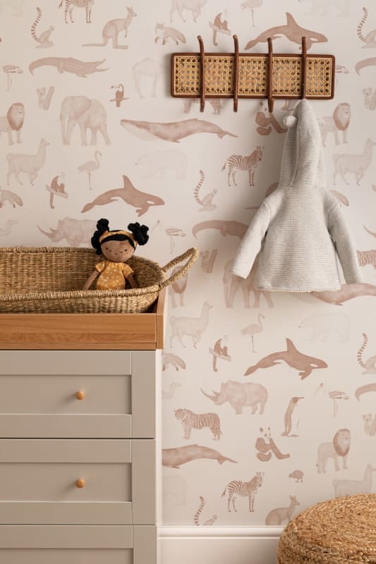 ściana w rysunki zwierząt w pokoju dziecka 