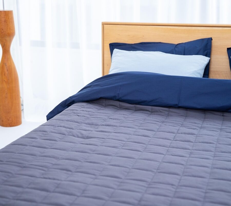 Kołdra z alpaki – czym różni się od innych kołder naturalnych i dla kogo będzie najlepszym wyborem?