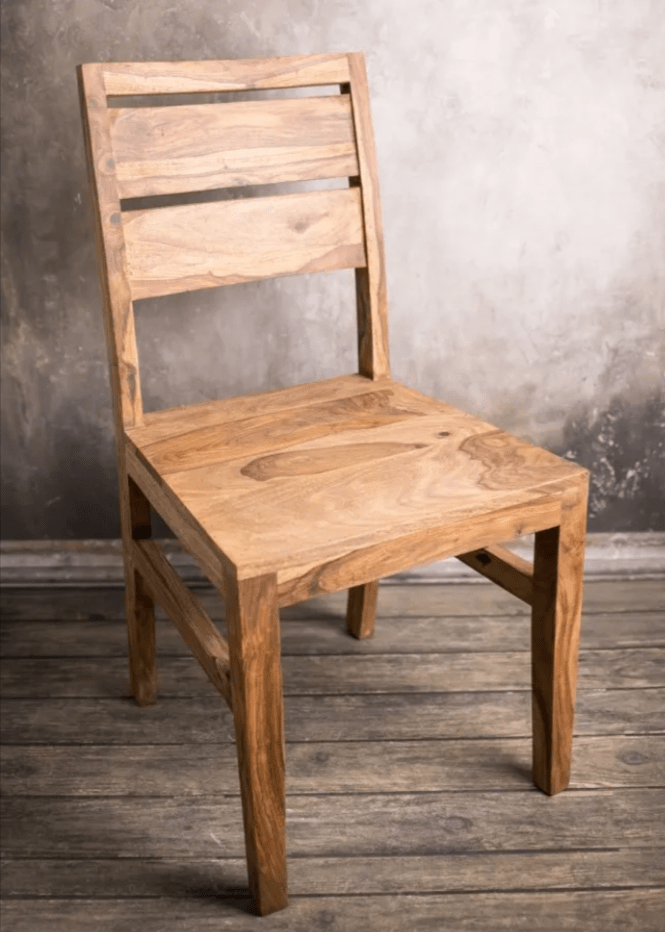 krzesło z drewna z oparciem 