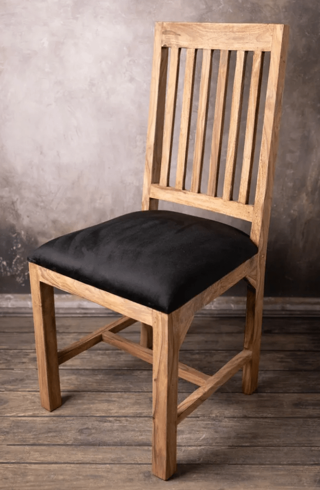 krzesło z drewna z miękkim siedziskiem 