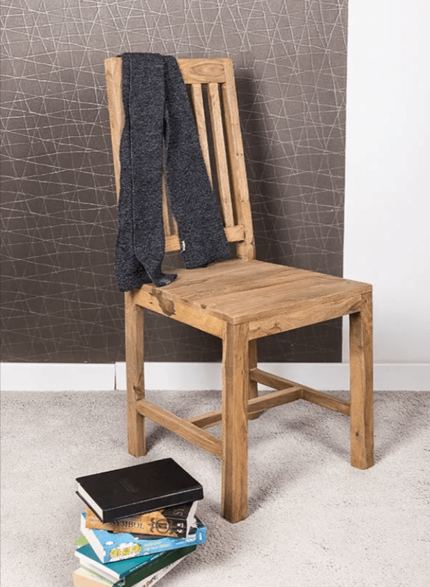 klasyczne krzesło zrobione z drewna 