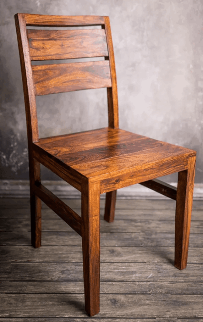 krzesło z lakierowanego drewna 