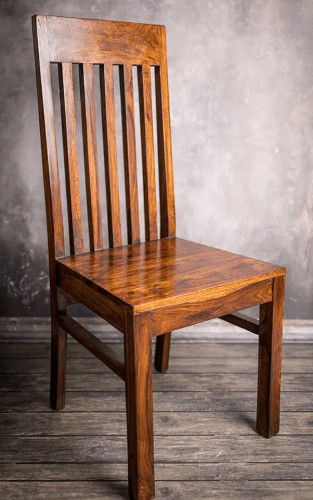 pomalowane lakierem krzesło 