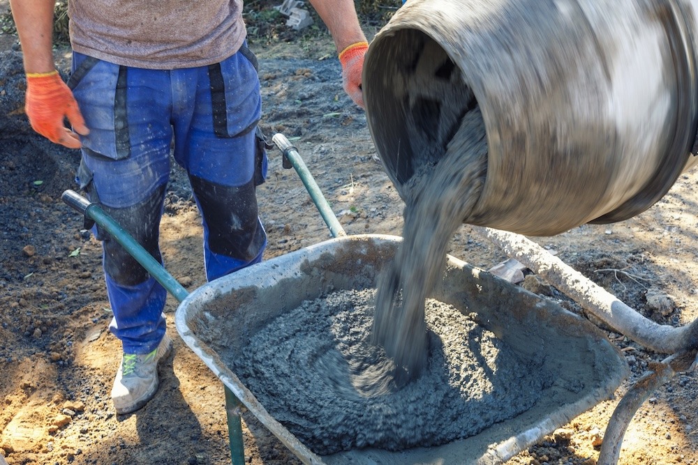 robienie betonu w betoniarce przelewanie betonu do taczki