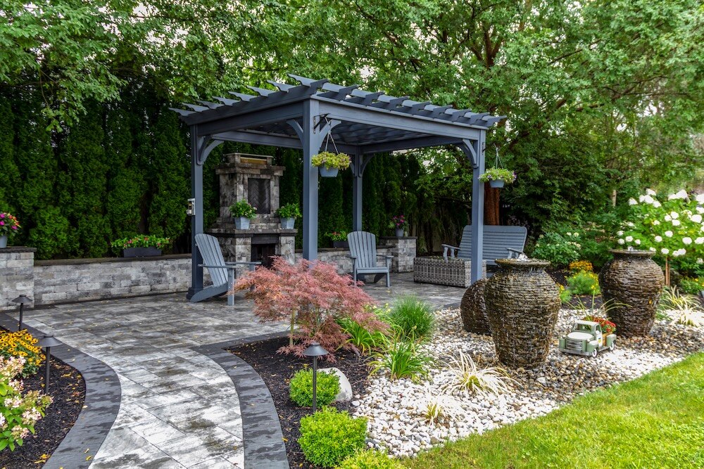 czarna pergola w nowoczesnym ogrodzie czarna pergola ogrodowa