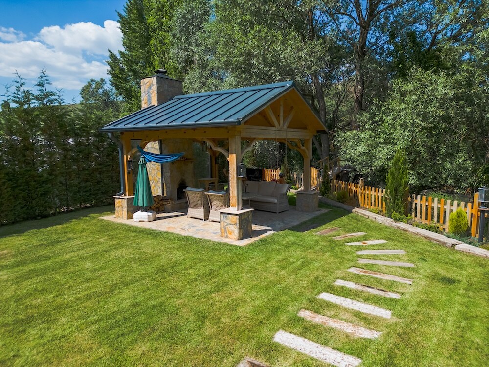 kamienna pergola w ogrodzie pergola z kamienia w ogrodzie