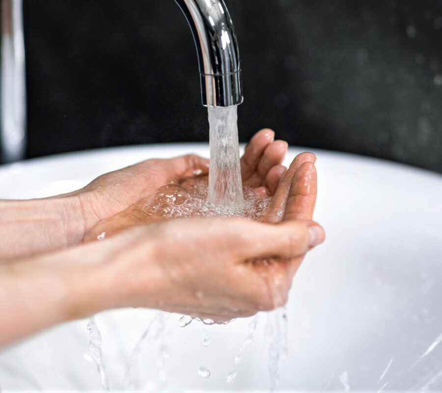 Ile kosztuje litr wody z kranu? Kalkulator zużycia wody