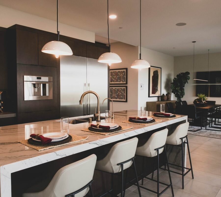 Jedna lampa czy trzy? Kompletny przewodnik po lampach nad wyspę kuchenną