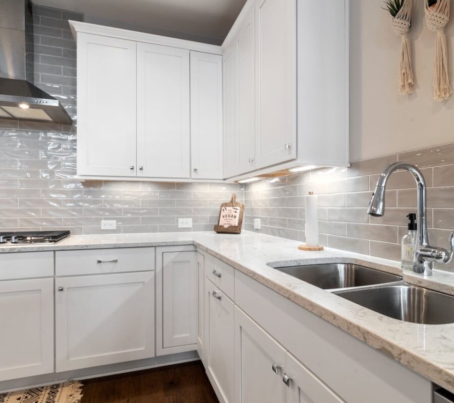 Zlew stalowy – klasyka, która wciąż sprawdza się w kuchni